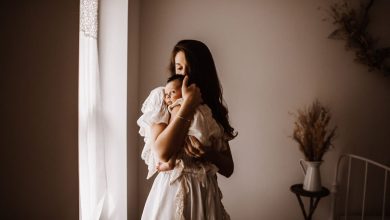 5 newborn photography trends to try at your next shoot